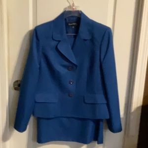 Business Suit.This one is by Evan-Picone, Size14.SKIRT, 26”from waist.
